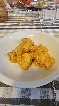 Mezze maniche con pesto di pomodori secchi